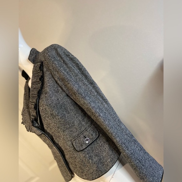 White House Black Market~Sweet~Ruffle Collar~Button Closure~Short Blazer~Size 2 - Picture 5 of 16